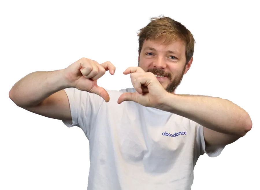 Victor Lerat qui fait un cœur avec ses mains